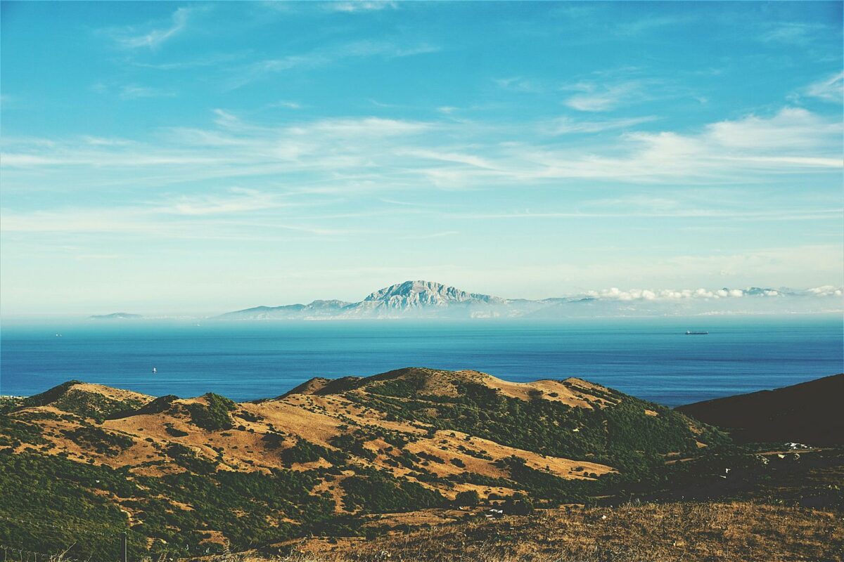 Détroit de Gibraltar : la côte africaine vue depuis le sud de l'Espagne