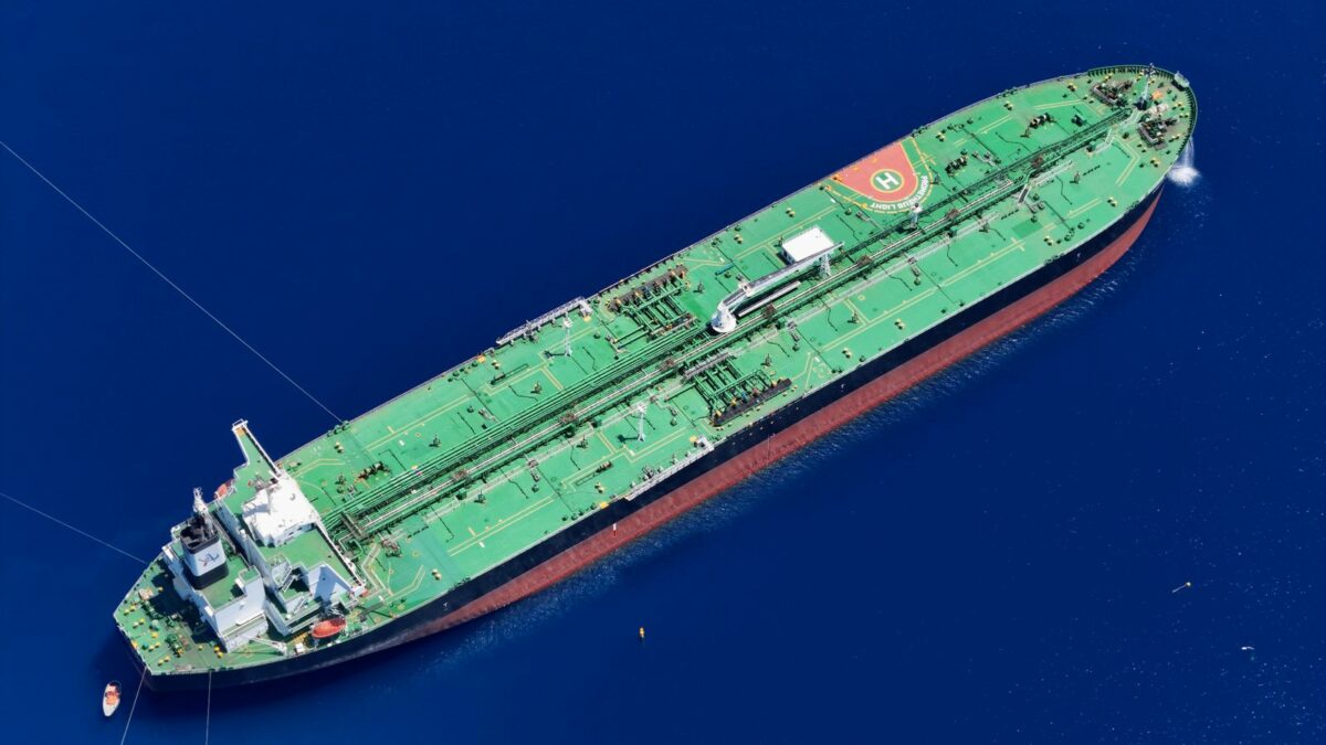 Pétrolier naviguant en mer, illustration du trafic maritime pétrolier