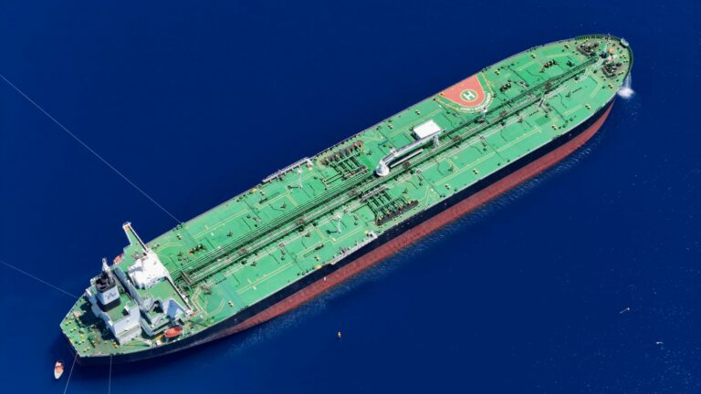 Pétrolier naviguant en mer, illustration du trafic maritime pétrolier