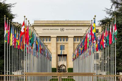 Drapeaux des États membres devant le siège des Nations unies à Genève