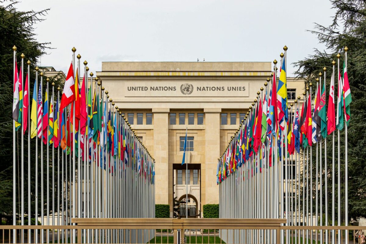 Drapeaux des États membres devant le siège des Nations unies à Genève