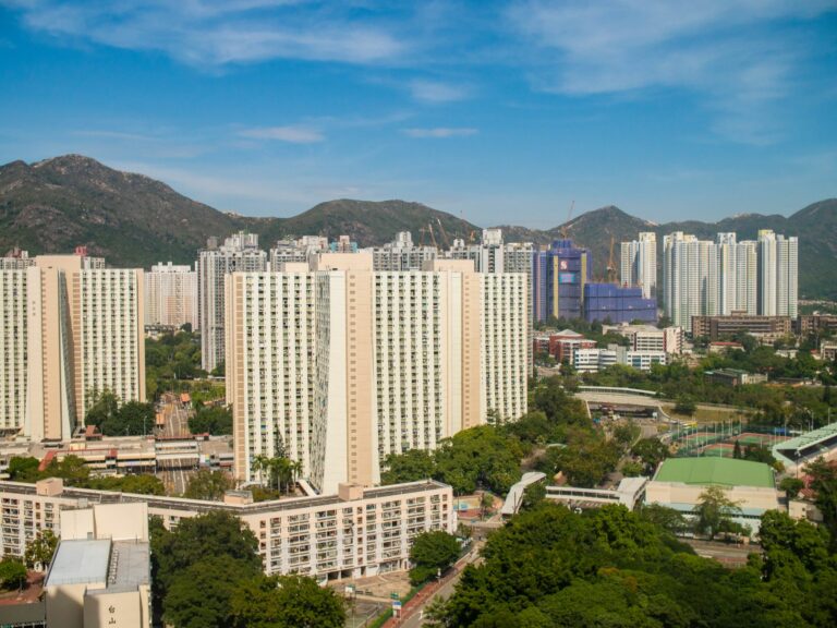 Incendie de Wang Fuk Court : le rapport d’enquête met aussi en cause l’administration de Hong Kong